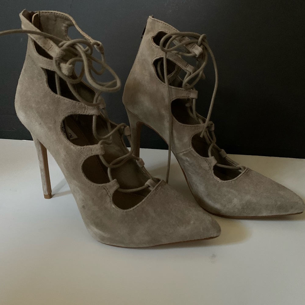New with box Steve Madden yeskia taupe suede heels
